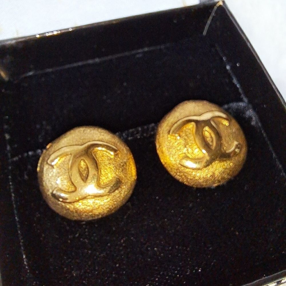 CHANEL CC Logo 18K Gold Plated Coin Style with dustbag 29 Authentic